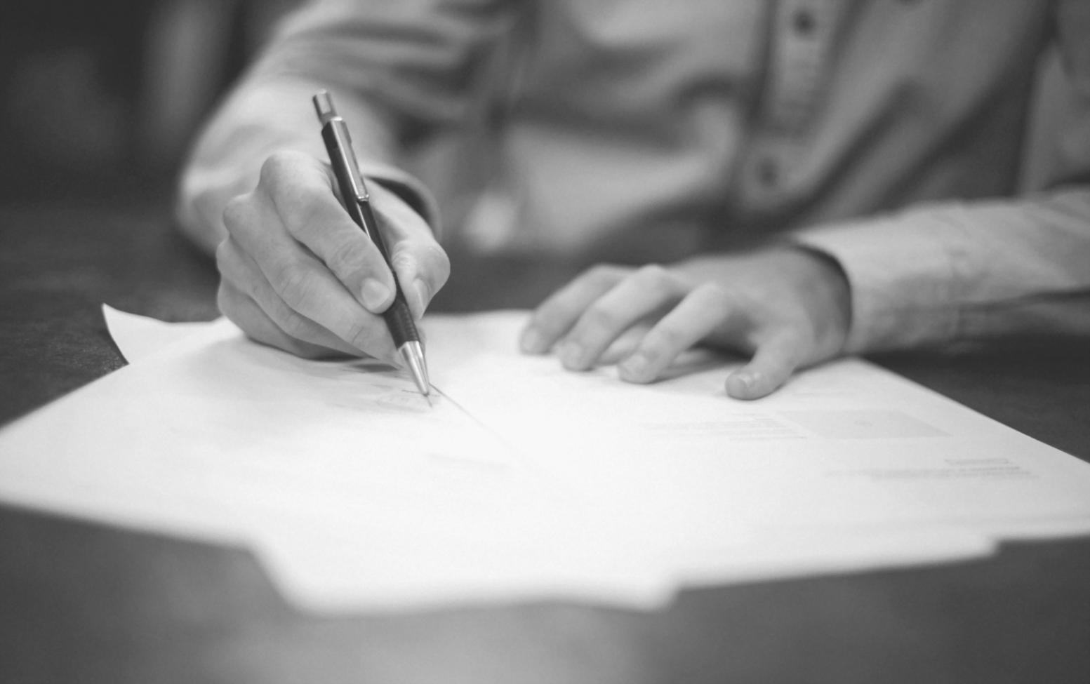Bureau de travail avec ordinateurs et analyses SEO