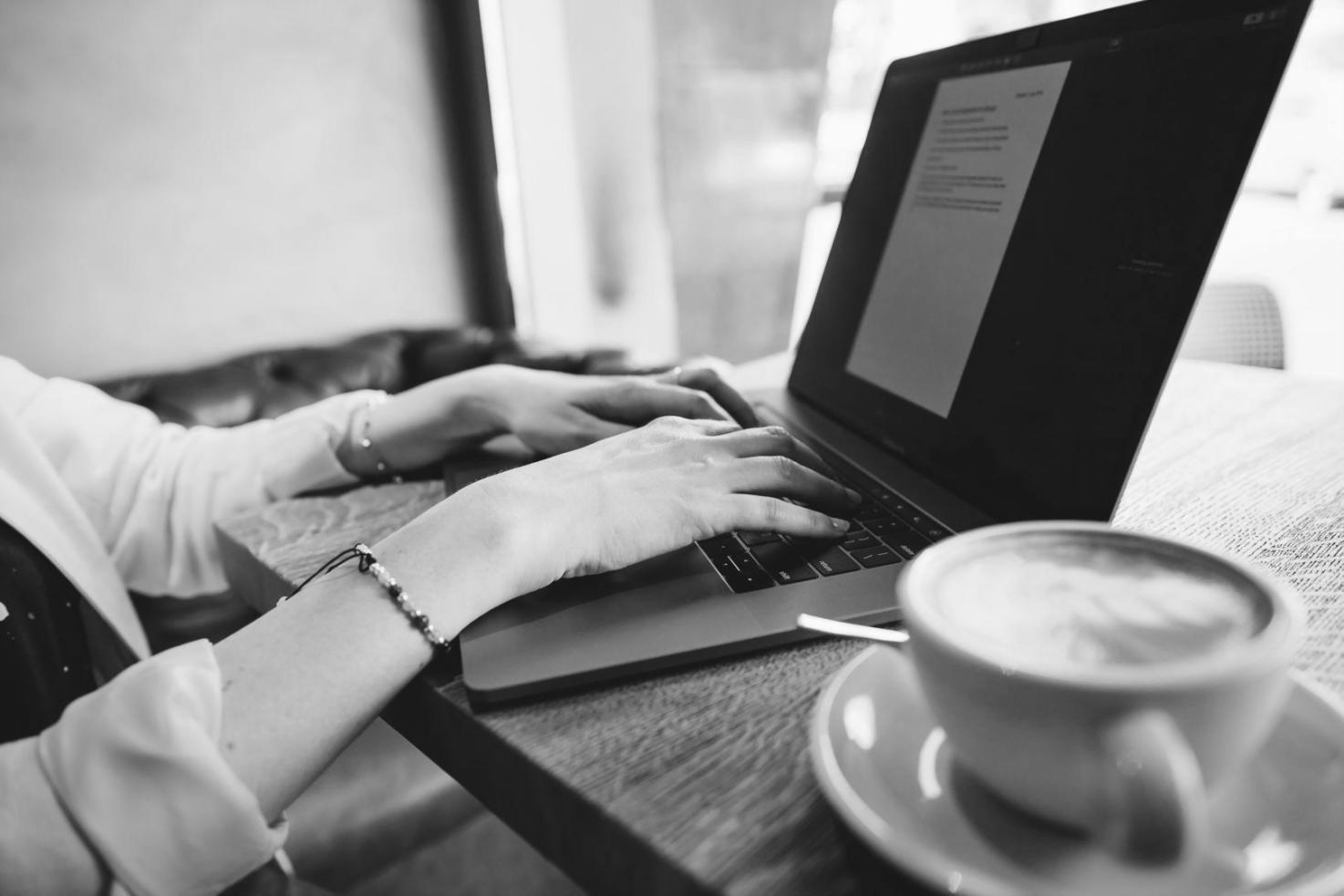 Équipe travaillant sur des projets SEO mobile